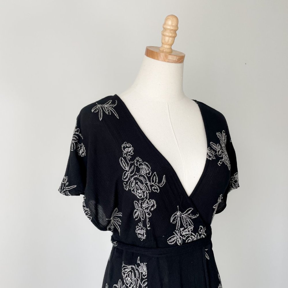 Mod Ref Flutter Sleeve Black Embroidered Floral P… - image 3